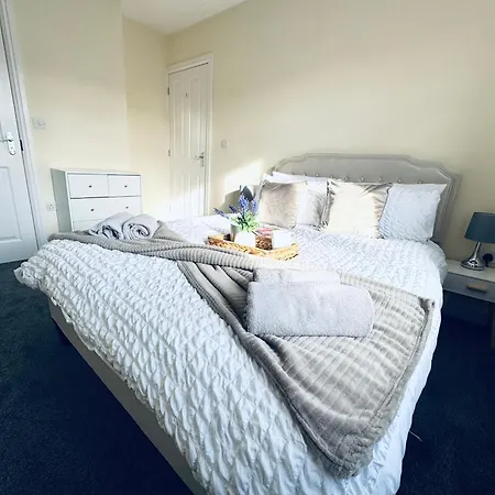 Linga House - 3 Bedrooms - Sleeps 5 דירה *