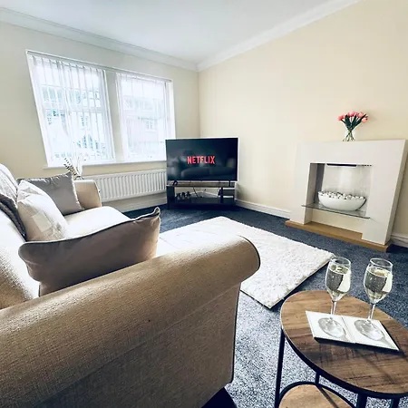 Linga House - 3 Bedrooms Apartment Frizington